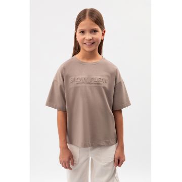 Tricou lejer cu text in relief