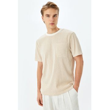 Tricou regular fit cu decolteu la baza gatului