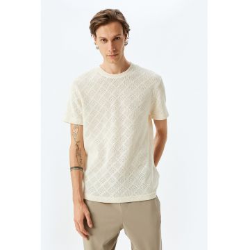 Tricou regular fit cu decolteu la baza gatului