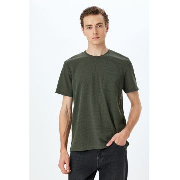 Tricou texturat cu buzunar pe piept