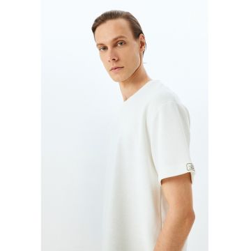 Tricou uni cu decolteu la baza gatului