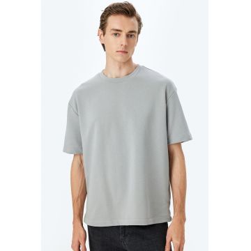 Tricou uni cu decolteu la baza gatului