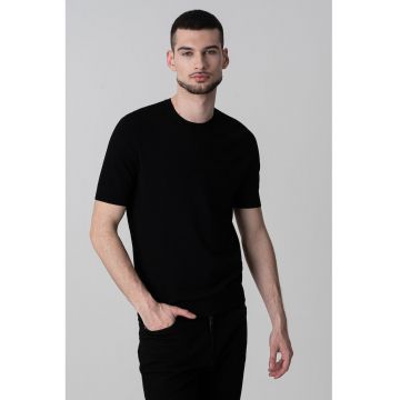 Tricou cambrat cu decolteu la baza gatului