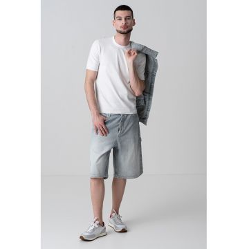 Tricou cambrat cu decolteu la baza gatului