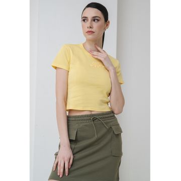 Tricou crop cu imprimeu logo