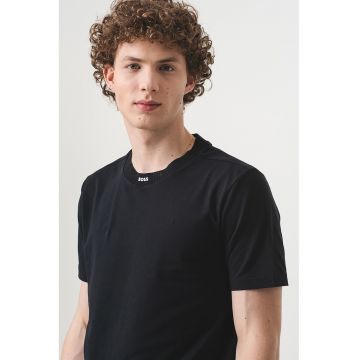 Tricou cu decolteu la baza gatului