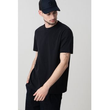 Tricou cu decolteu la baza gatului