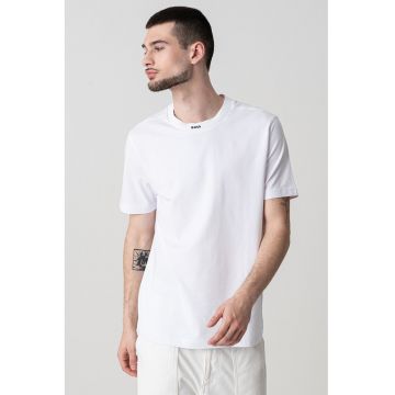 Tricou cu decolteu la baza gatului