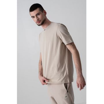 Tricou cu decolteu la baza gatului