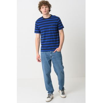 Tricou cu decolteu la baza gatului