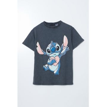 Tricou cu decolteu la baza gatului si imprimeu cusut pe partea din fata