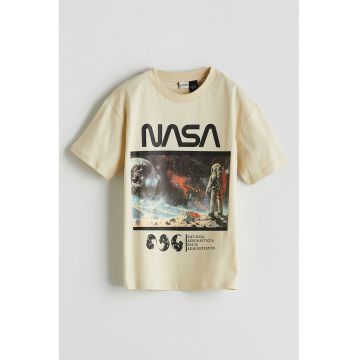 Tricou cu decolteu la baza gatului si imprimeu grafic