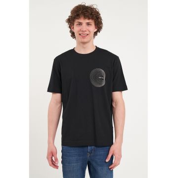 Tricou cu decolteu la baza gatului si imprimeu grafic