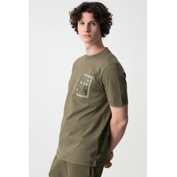 Tricou cu decolteu la baza gatului si imprimeu grafic pe piept