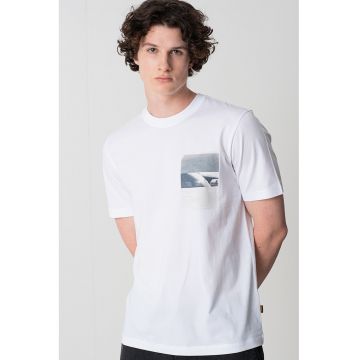 Tricou cu decolteu la baza gatului si imprimeu grafic pe piept