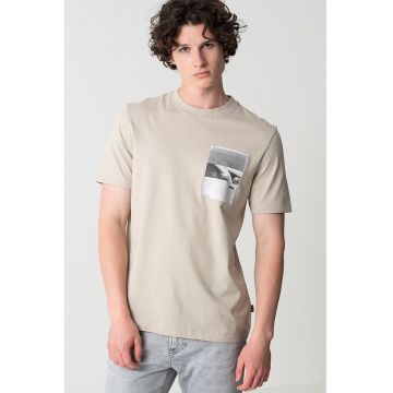 Tricou cu decolteu la baza gatului si imprimeu grafic pe piept