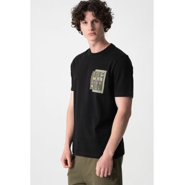 Tricou cu decolteu la baza gatului si imprimeu grafic pe piept