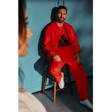 Tricou cu decolteu la baza gatului si imprimeu logo