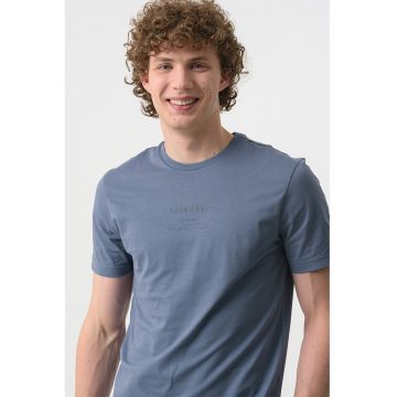 Tricou cu decolteu la baza gatului si imprimeu logo
