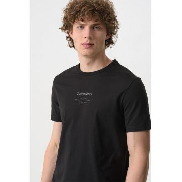 Tricou cu decolteu la baza gatului si imprimeu logo