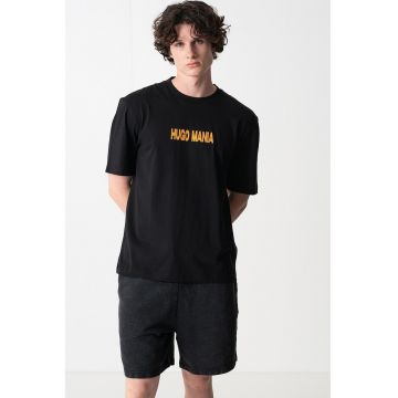 Tricou cu decolteu la baza gatului si imprimeu logo pe partea din spate