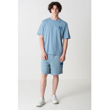 Tricou cu decolteu la baza gatului si imprimeu logo pe partea din spate