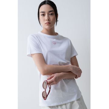 Tricou cu decolteu la baza gatului si inima discreta