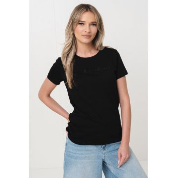 Tricou cu decolteu la baza gatului si logo