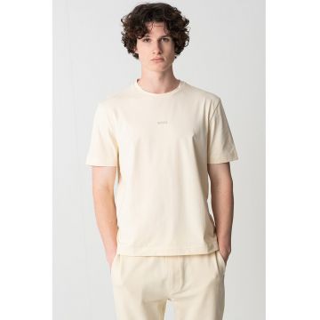 Tricou cu decolteu la baza gatului si logo discret