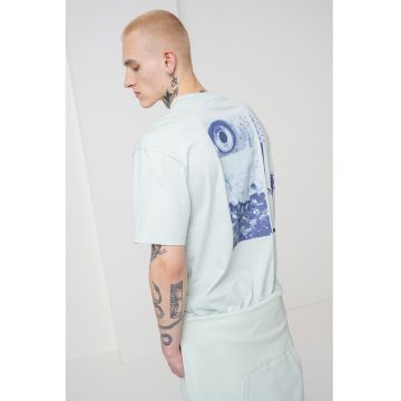 Tricou cu decolteu la baza gatului si model