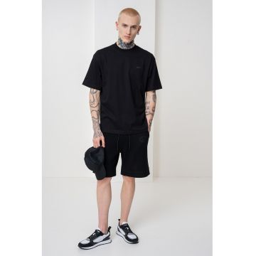 Tricou cu decolteu la baza gatului si model