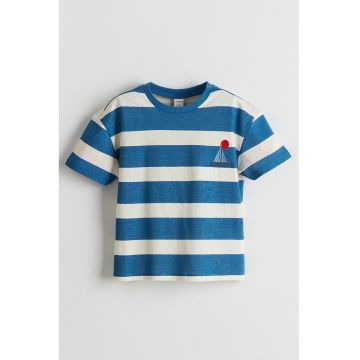 Tricou cu decolteu la baza gatului si model in dungi