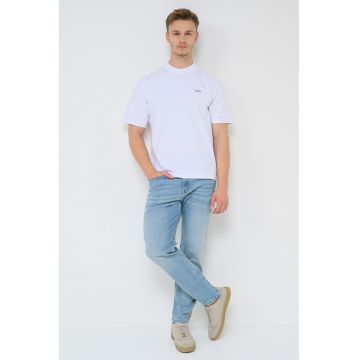 Tricou cu decolteu la baza gatului si model