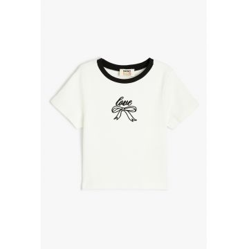 Tricou cu decolteu la baza gatului si text brodat