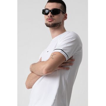 Tricou cu detalii contrastante