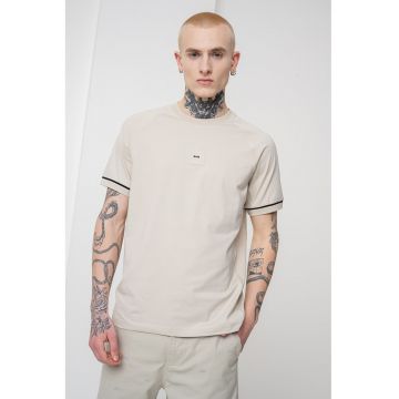 Tricou cu detalii contrastante