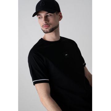Tricou cu detalii contrastante