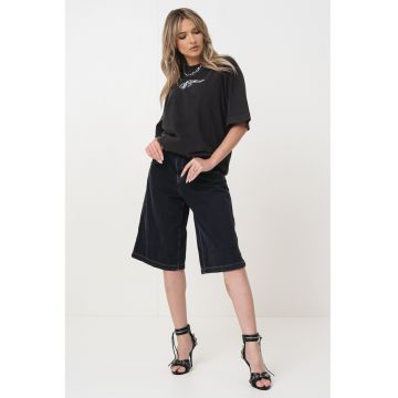 Tricou cu imprimeu logo si decolteu la baza gatului