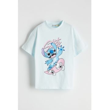 Tricou cu imprimeu si decolteu la baza gatului