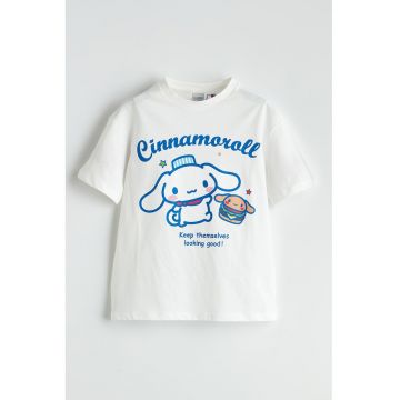 Tricou cu imprimeu si decolteu la baza gatului