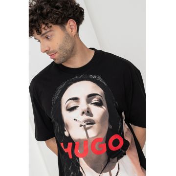 Tricou cu imprimeu si decolteu la baza gatului