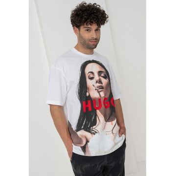 Tricou cu imprimeu si decolteu la baza gatului