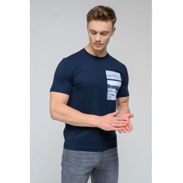 Tricou cu imprimeu si decolteu la baza gatului Dune