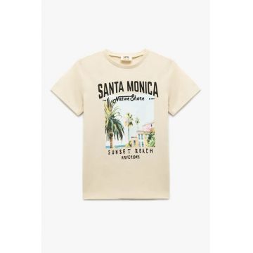 Tricou cu imprimeu si decolteu la baza gatului
