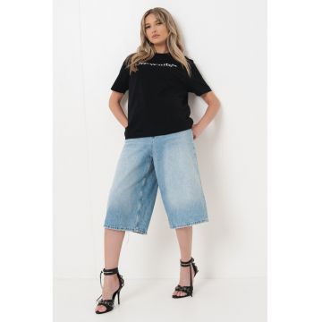 Tricou cu imprimeu text si decolteu la baza gatului