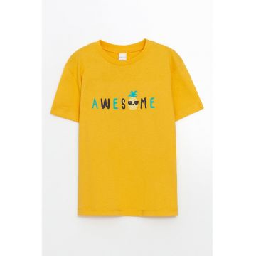 Tricou cu imprimeu text si decolteu la baza gatului