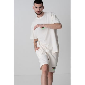 Tricou cu logo si decolteu la baza gatului
