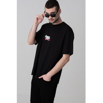 Tricou cu logo si decolteu la baza gatului