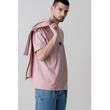 Tricou cu logo si decolteu la baza gatului