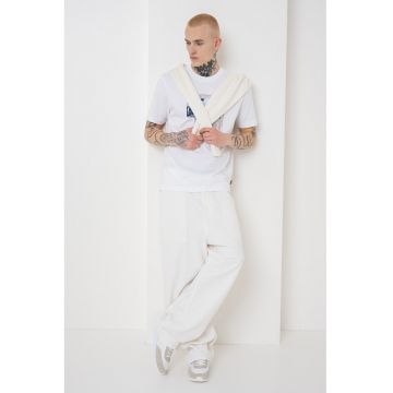 Tricou din bumbac cu decolteu la baza gatului si model grafic